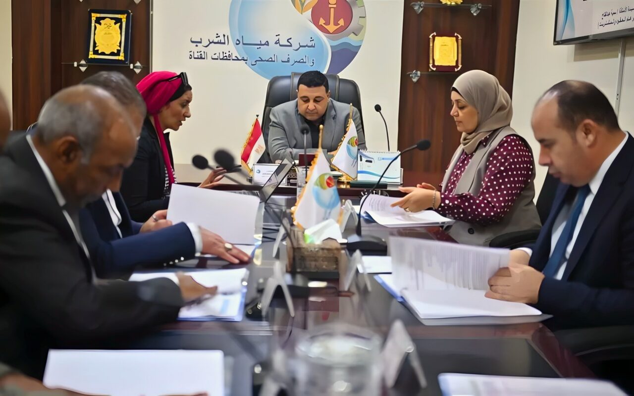 رئيس مياه القناة يبحث تطوير الخدمات وتحسين الأداء في 3 محافظات