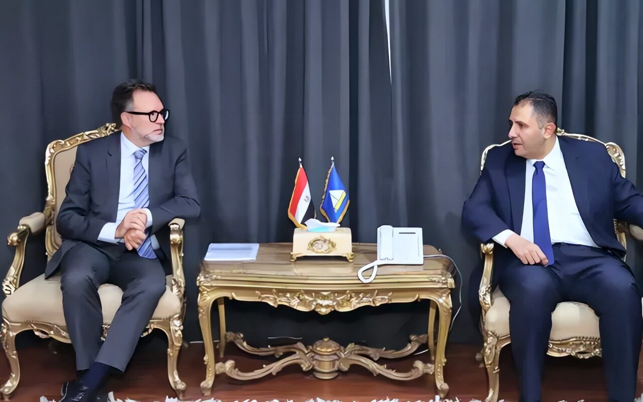 محافظ دمياط يبحث تعزيز تمكين المرأة مع السفير الكندي ومدير منظمة العمل الدولية