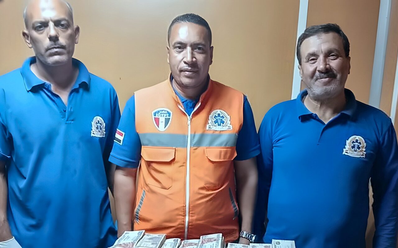 طاقم إسعاف يعيد مبلغ 660 ألف جنيه إلي مصاب في حادث بالفيوم