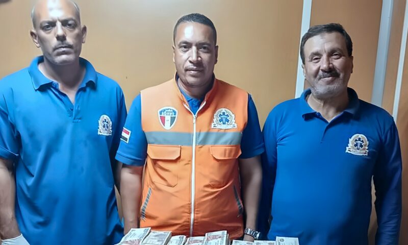 طاقم إسعاف يعيد مبلغ 660 ألف جنيه إلي مصاب في حادث بالفيوم