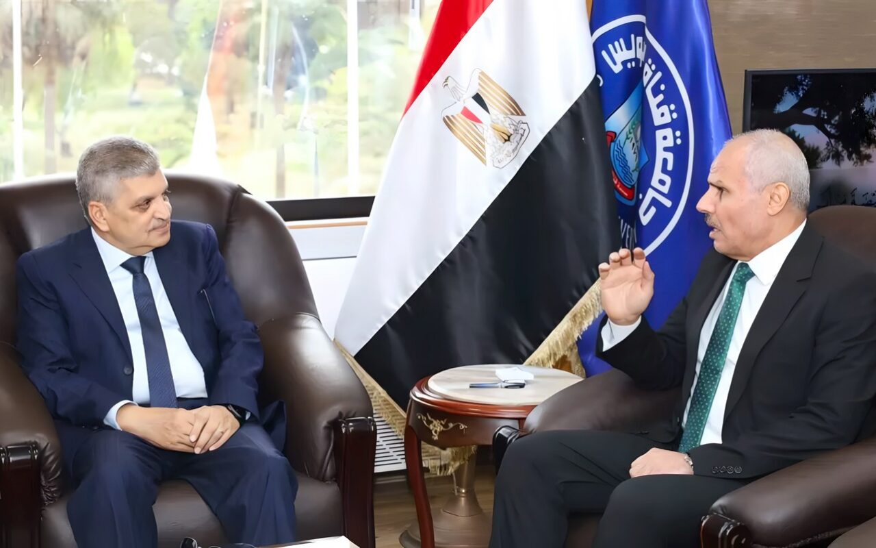 قيادات قناة السويس والكهرباء والأمن يهنئون رئيس الجامعة لتجديد الثقة فيه