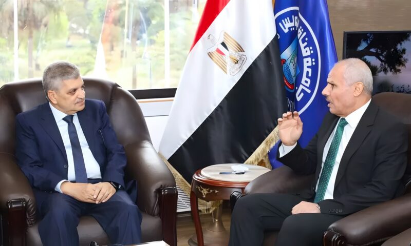 قيادات قناة السويس والكهرباء والأمن يهنئون رئيس الجامعة لتجديد الثقة فيه