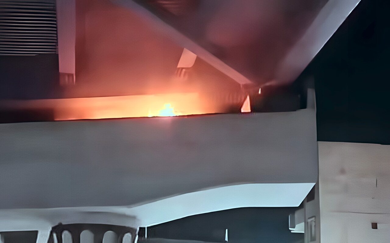 إخماد حريق أسفل كوبري البراجيل الجديد.. وشهود: عامود نور اشتعلت فيه النيران.. صور
