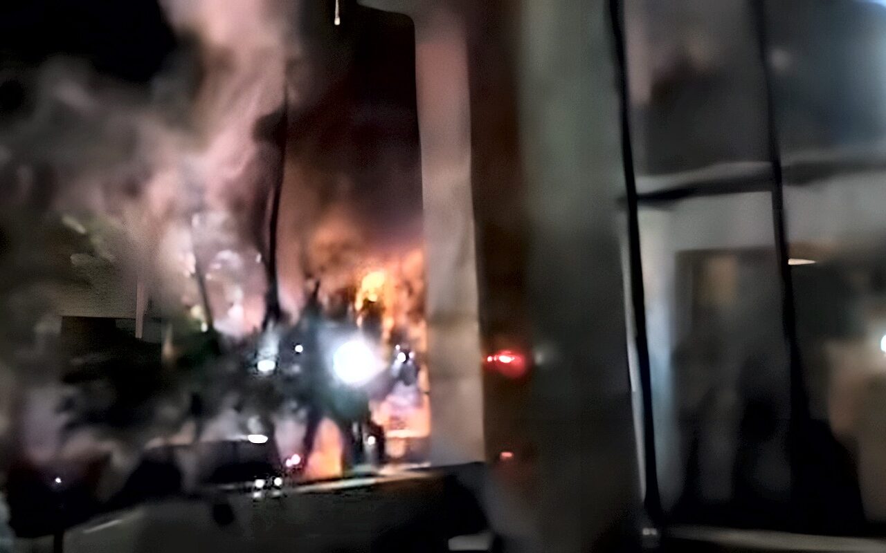إخماد حريق داخل شقة سكنية أمام مستشفى الزراعيين بالدقي دون خسائر بشرية.. صور
