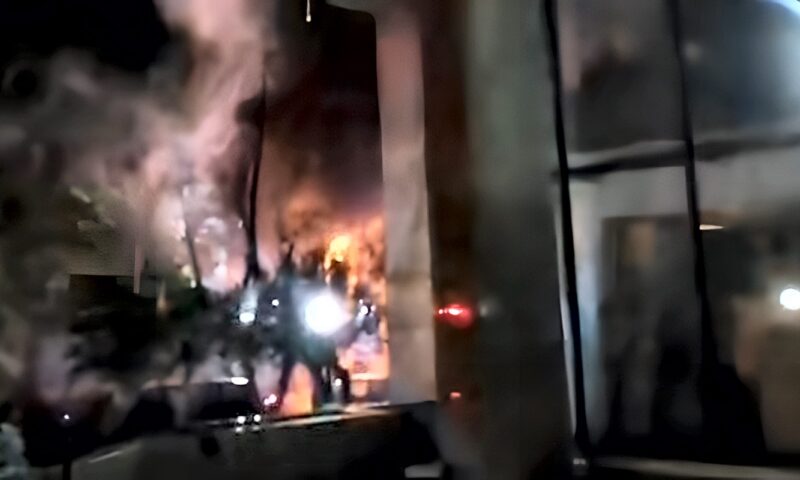 إخماد حريق داخل شقة سكنية أمام مستشفى الزراعيين بالدقي دون خسائر بشرية.. صور