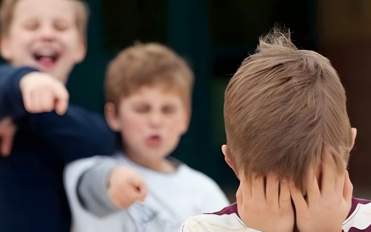 التحقيق في اتهام طالب بالتنمر على زميله وضربه داخل مدرسة خاصة بحدائق الأهرام