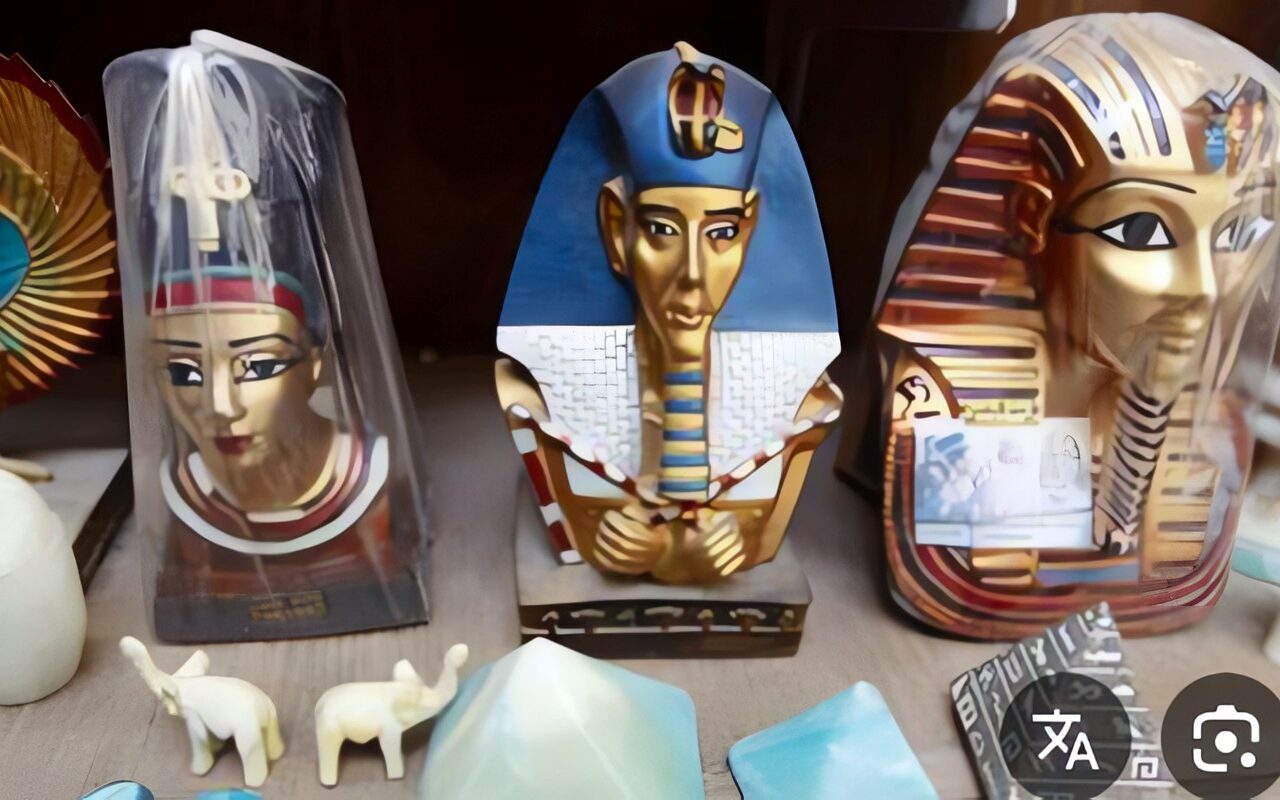 ضبط 3 أشخاص بحوزتهم 8500 دولار مزيفة وتمثالان مشتبه في أثريتهما بحدائق الأهرام