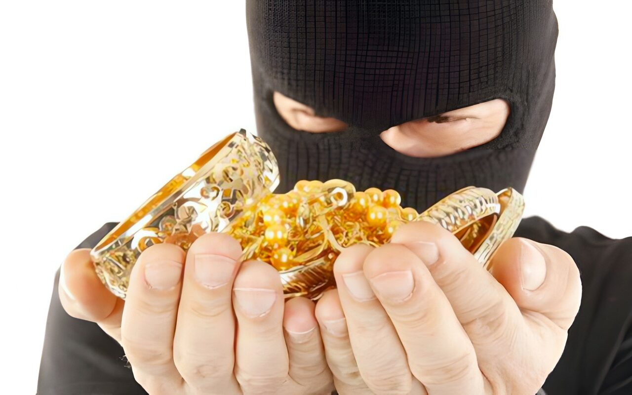 كسروا الحائط وحرقوا المحل.. سرقة 3 كيلو ذهب و800 ألف جنيه من جواهرجي بالطالبية