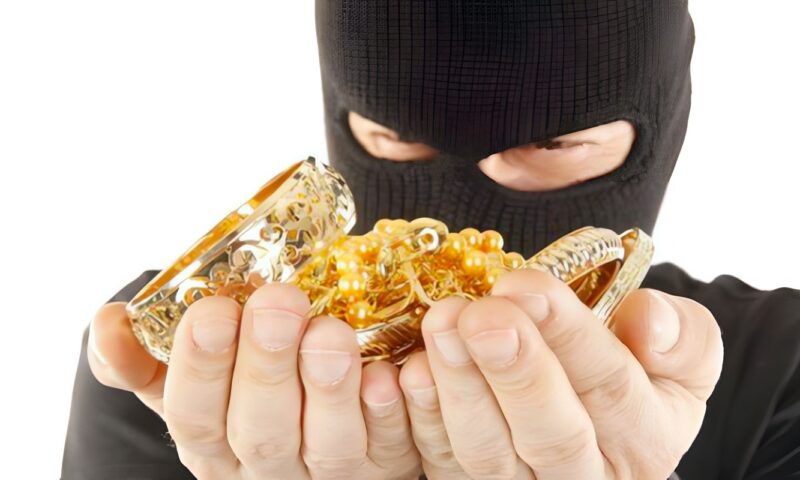 كسروا الحائط وحرقوا المحل.. سرقة 3 كيلو ذهب و800 ألف جنيه من جواهرجي بالطالبية