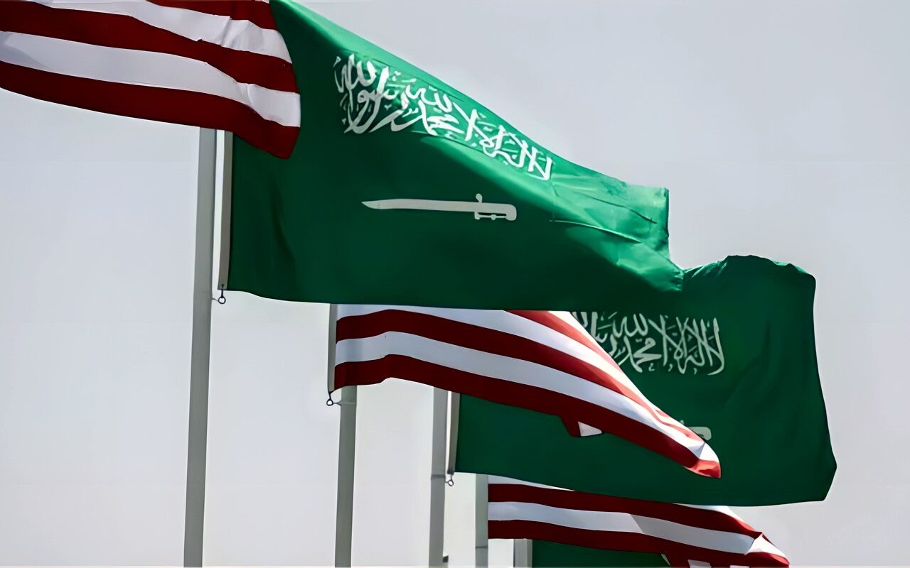 السفارة الأمريكية في الرياض تطلب من الموظفين غير الأساسيين وعائلاتهم مغادرة السعودية