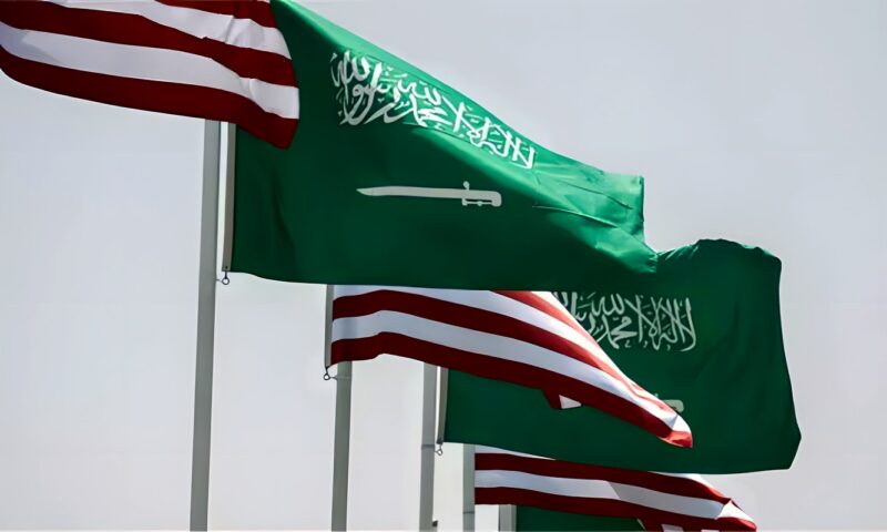 السفارة الأمريكية في الرياض تطلب من الموظفين غير الأساسيين وعائلاتهم مغادرة السعودية