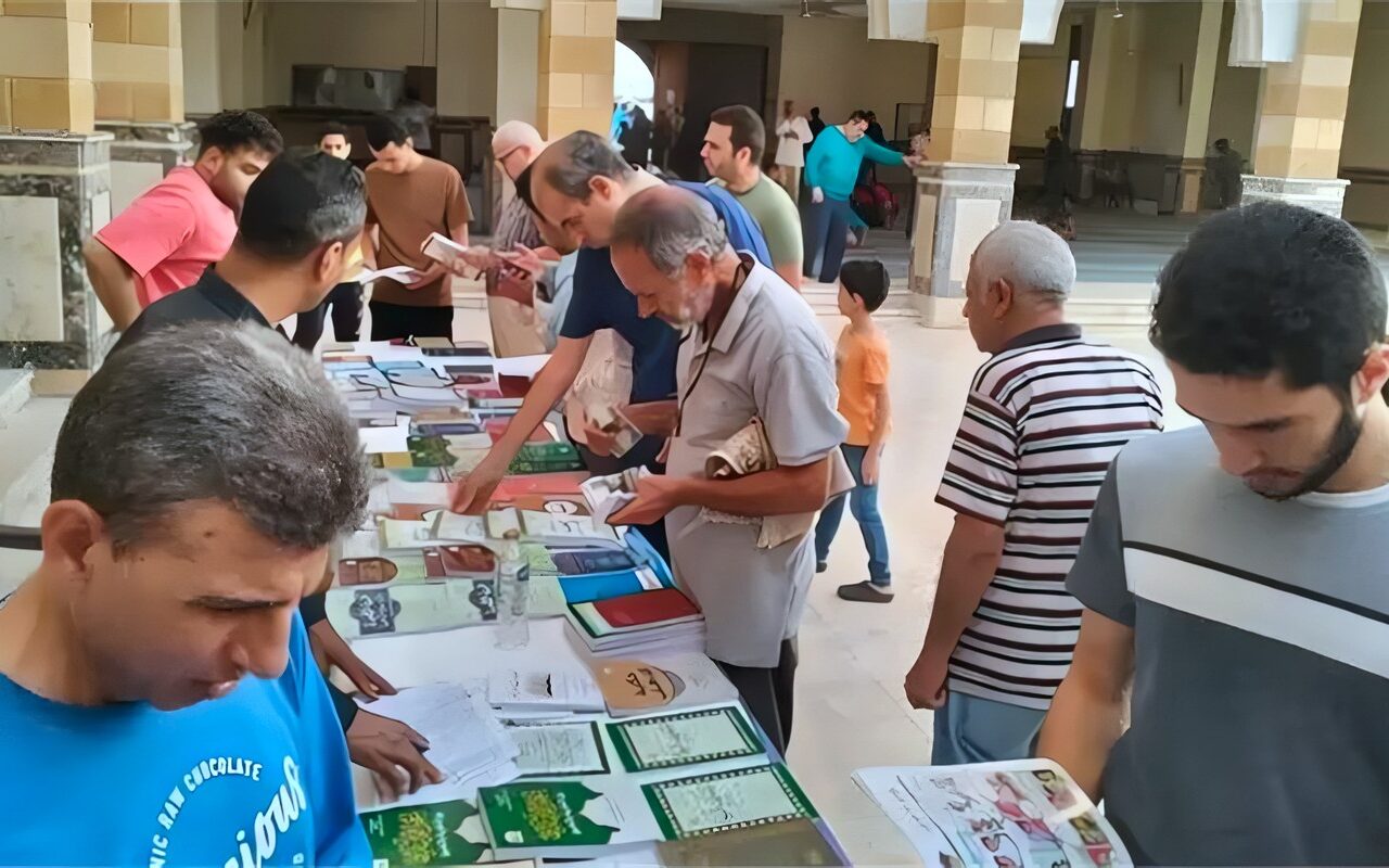 إقبال جماهيري على معارض إصدارات الأعلى للشئون الإسلامية بخمسة مساجد كبرى