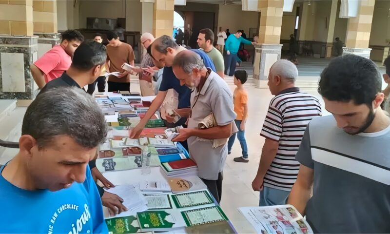 إقبال جماهيري على معارض إصدارات الأعلى للشئون الإسلامية بخمسة مساجد كبرى