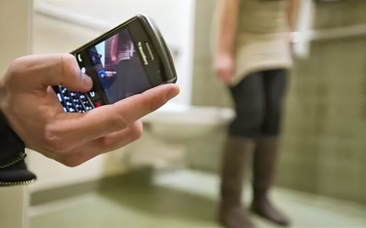 ضبط عامل بمحل ملابس في المقطم بتهمة تصوير السيدات خلسة داخل غرفة القياس