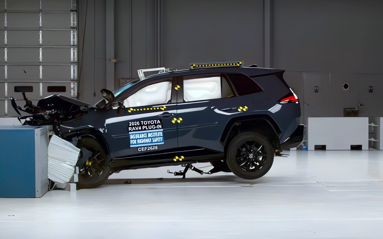 اختبار تصادم واحد يحرم تويوتا RAV4 2026 من جائزة السلامة الأمريكية