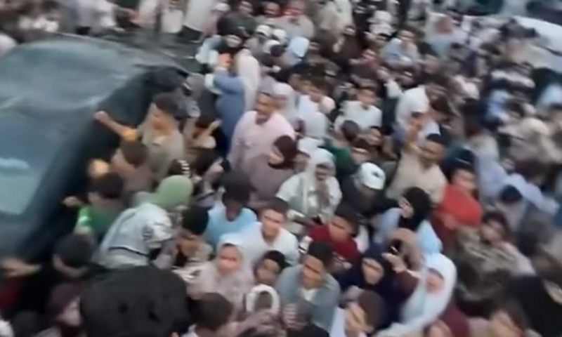 تدافع للحصول على “الشيبس” مجاناً.. فيديو يشعل جدلاً في ليبيا