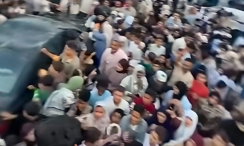 تدافع للحصول على “الشيبس” مجاناً.. فيديو يشعل جدلاً في ليبيا