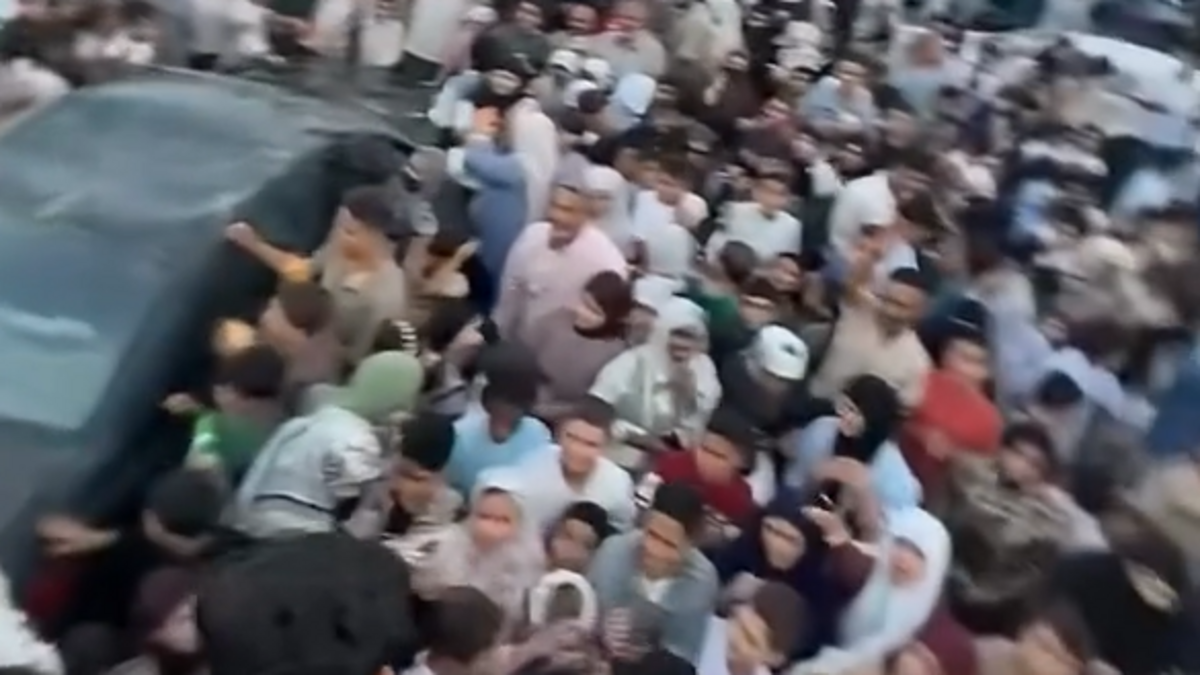 تدافع للحصول على “الشيبس” مجاناً.. فيديو يشعل جدلاً في ليبيا