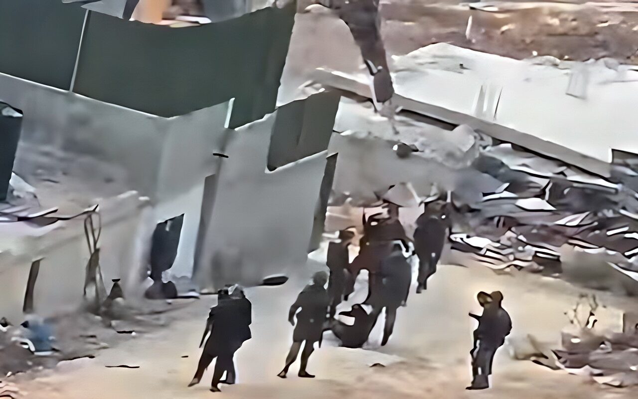 إسرائيل تهدم 7 شقق سكنية وتشرد 35 فلسطينيا شمالي القدس- (فيديو)