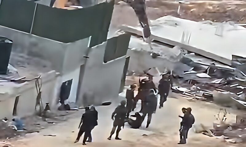 إسرائيل تهدم 7 شقق سكنية وتشرد 35 فلسطينيا شمالي القدس- (فيديو)