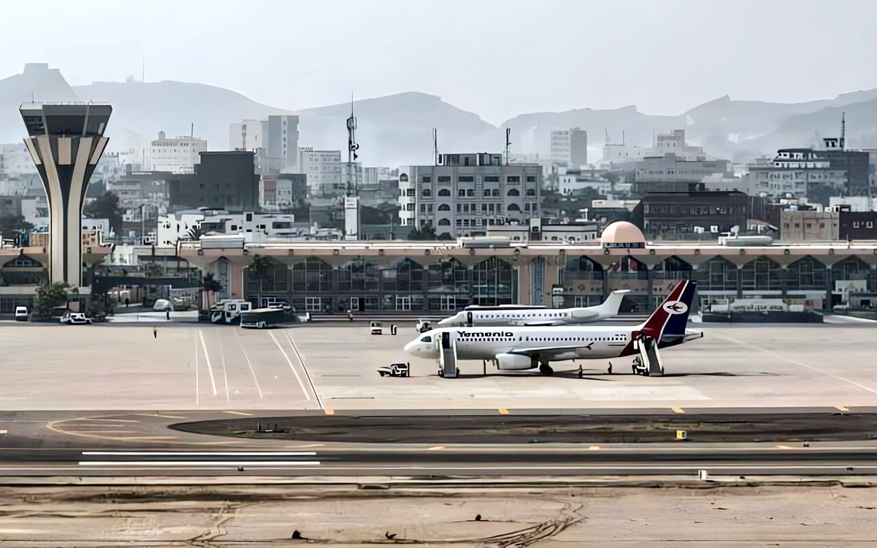جماعة الحوثي تدعو لإخلاء مطار عدن على الفور