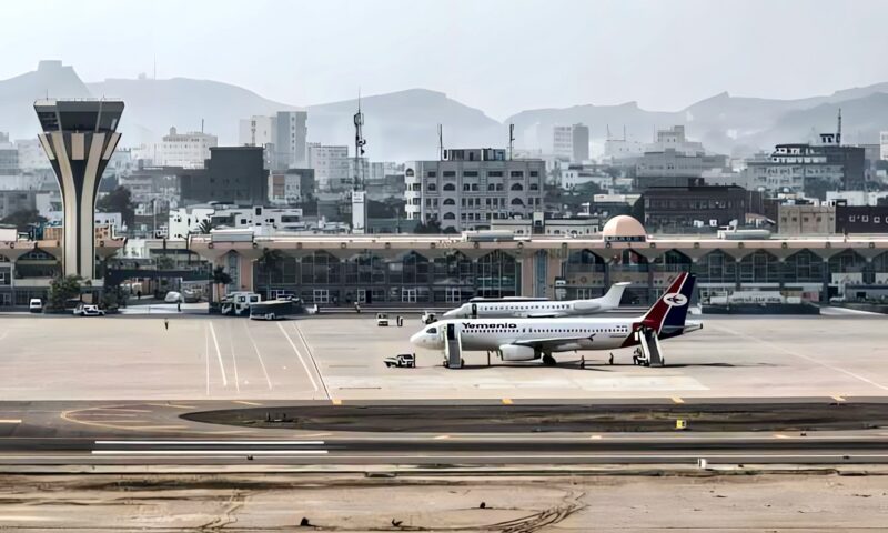 جماعة الحوثي تدعو لإخلاء مطار عدن على الفور