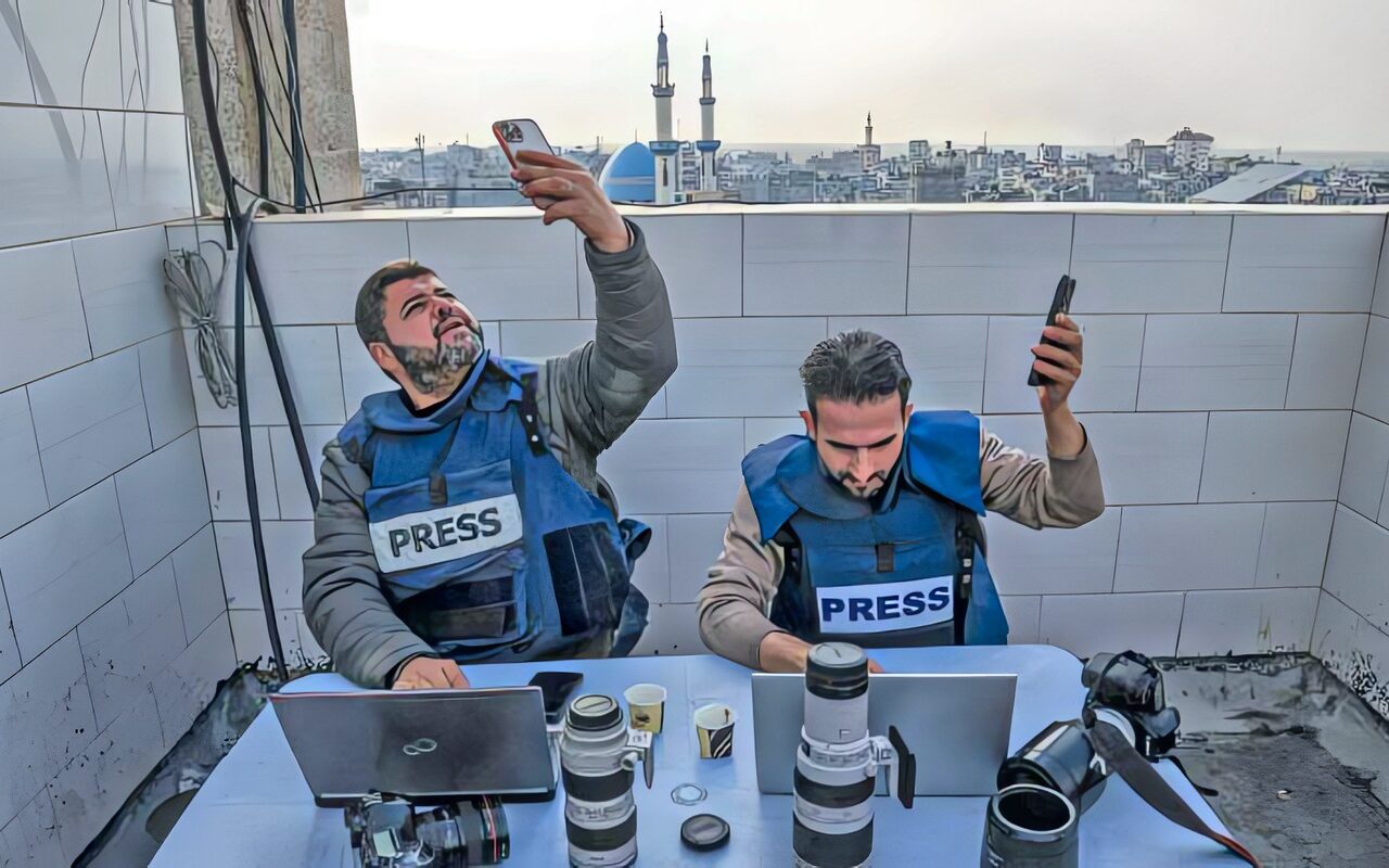 صحافيو غزة يغامرون بحياتهم بحثًا عن إشارة إنترنت