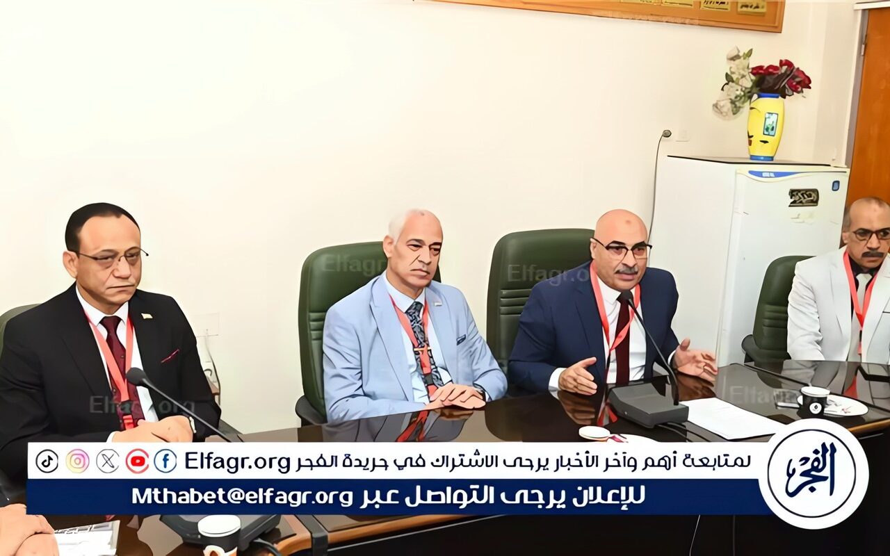 رئيس جامعة أسيوط يلتقي لجان تقييم الباحثين في الاختبار الشفوي لتأهيلي الدكتوراه بكلية علوم الرياضة