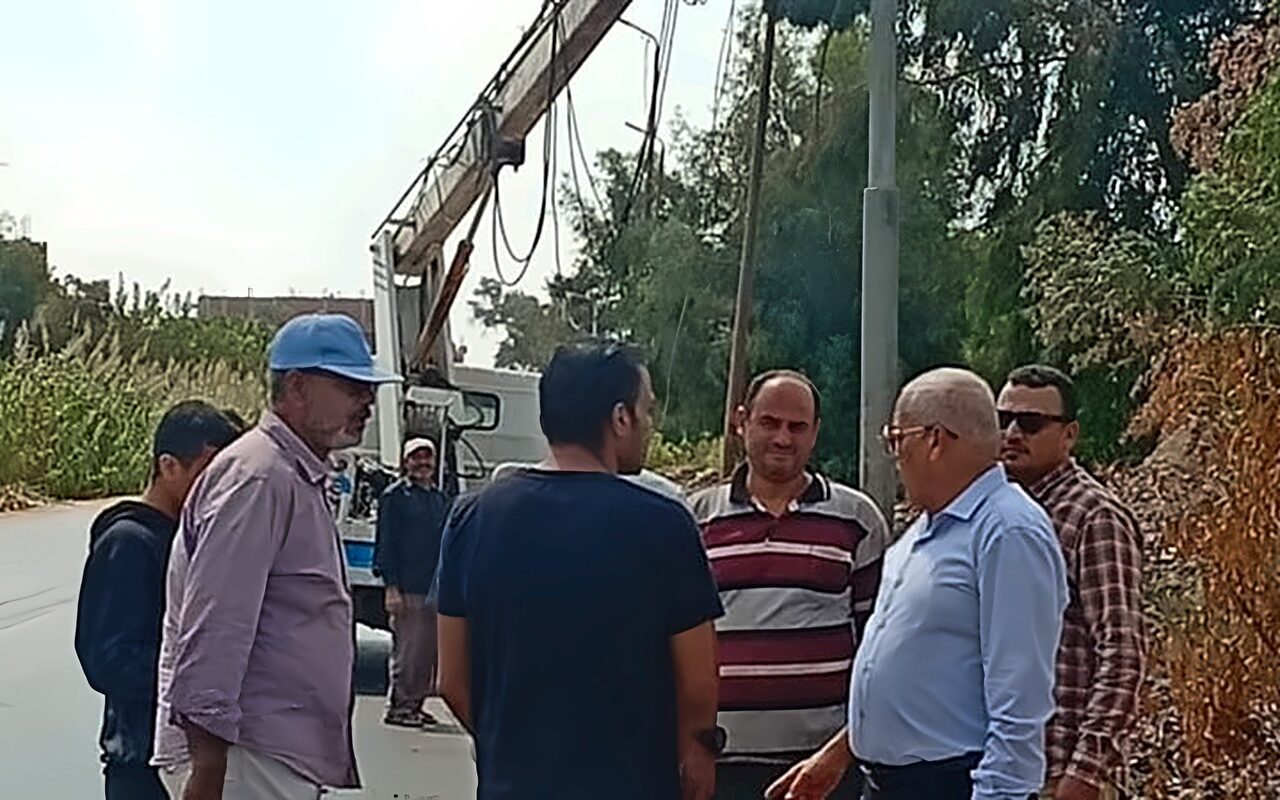 رئيس مدينة طوخ بالقليوبية يتابع أعمال إعادة الإنارة بطريق خط 12
