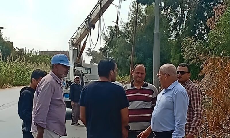 رئيس مدينة طوخ بالقليوبية يتابع أعمال إعادة الإنارة بطريق خط 12