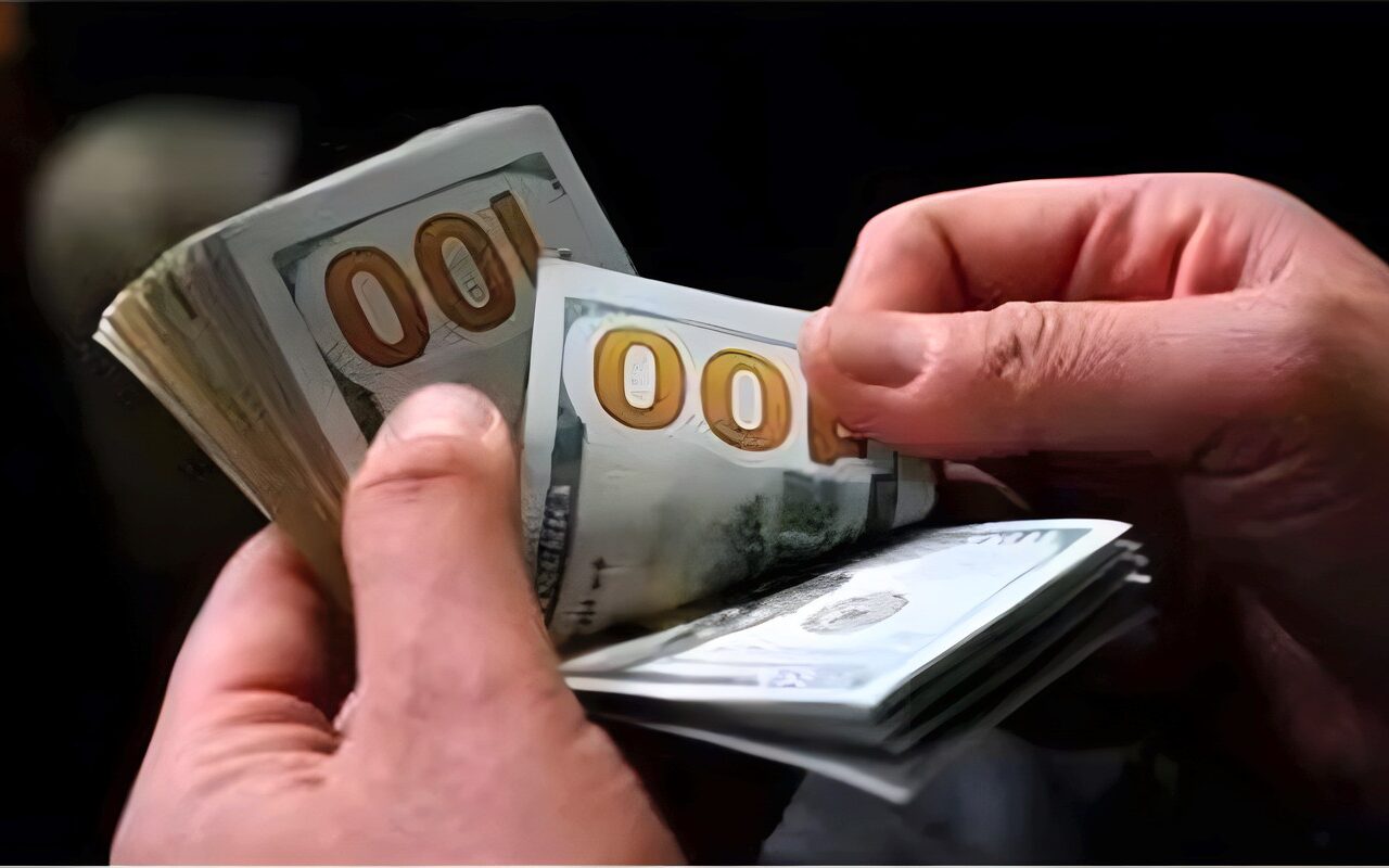 ارتفاع جديد، الدولار يكسب 52 قرشا أمام الجنيه بمنتصف تعاملات اليوم الأحد