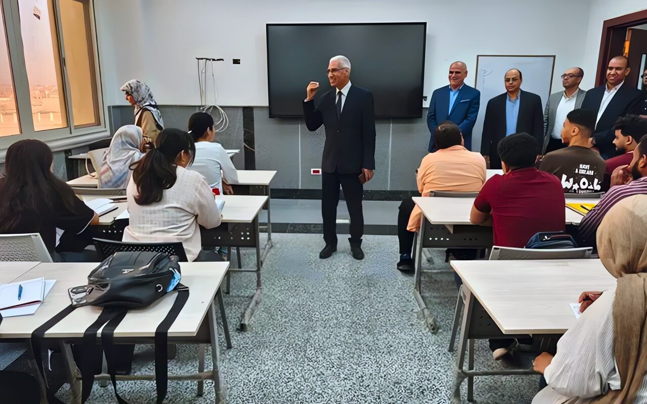 رئيس جامعة جنوب الوادي الأهلية يتفقد مبنى العلوم الإنسانية ويتابع انتظام الدراسة
