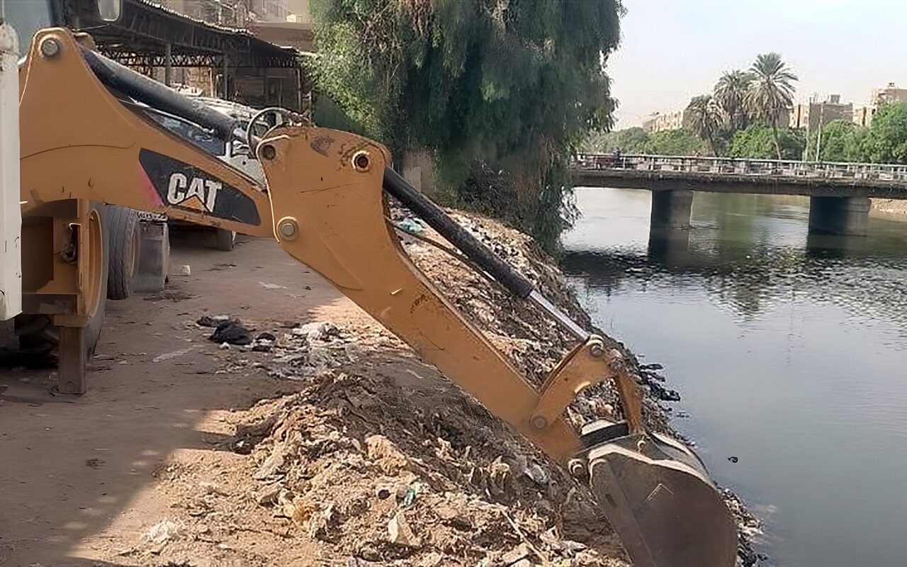 إحالة عامل ومشرف نظافة بالوحدة المحلية بالبلينا بسوهاج للتحقيق لإلقائهما المخلفات في الترعة
