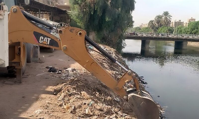 إحالة عامل ومشرف نظافة بالوحدة المحلية بالبلينا بسوهاج للتحقيق لإلقائهما المخلفات في الترعة