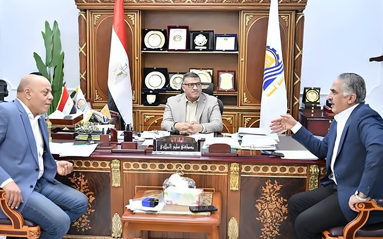 محافظ قنا يناقش مع أعضاء البرلمان مطالب المواطنين والملفات الخدمية (صور)
