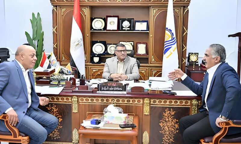 محافظ قنا يناقش مع أعضاء البرلمان مطالب المواطنين والملفات الخدمية (صور)