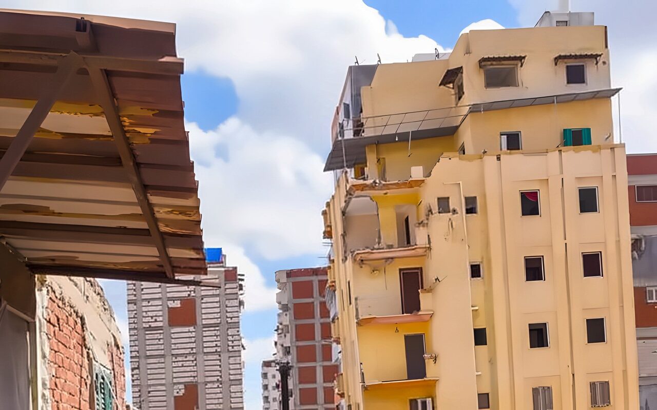 محافظ الإسكندرية يتابع أعمال إزالة أجزاء من العقار المائل بمنطقة لامبروزو