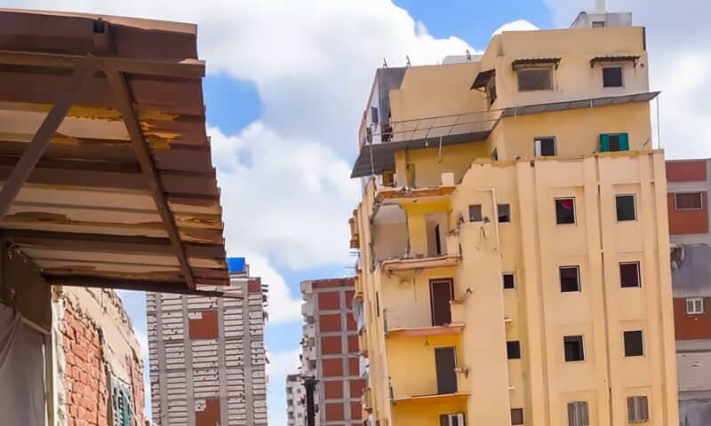 محافظ الإسكندرية يتابع أعمال إزالة أجزاء من العقار المائل بمنطقة لامبروزو