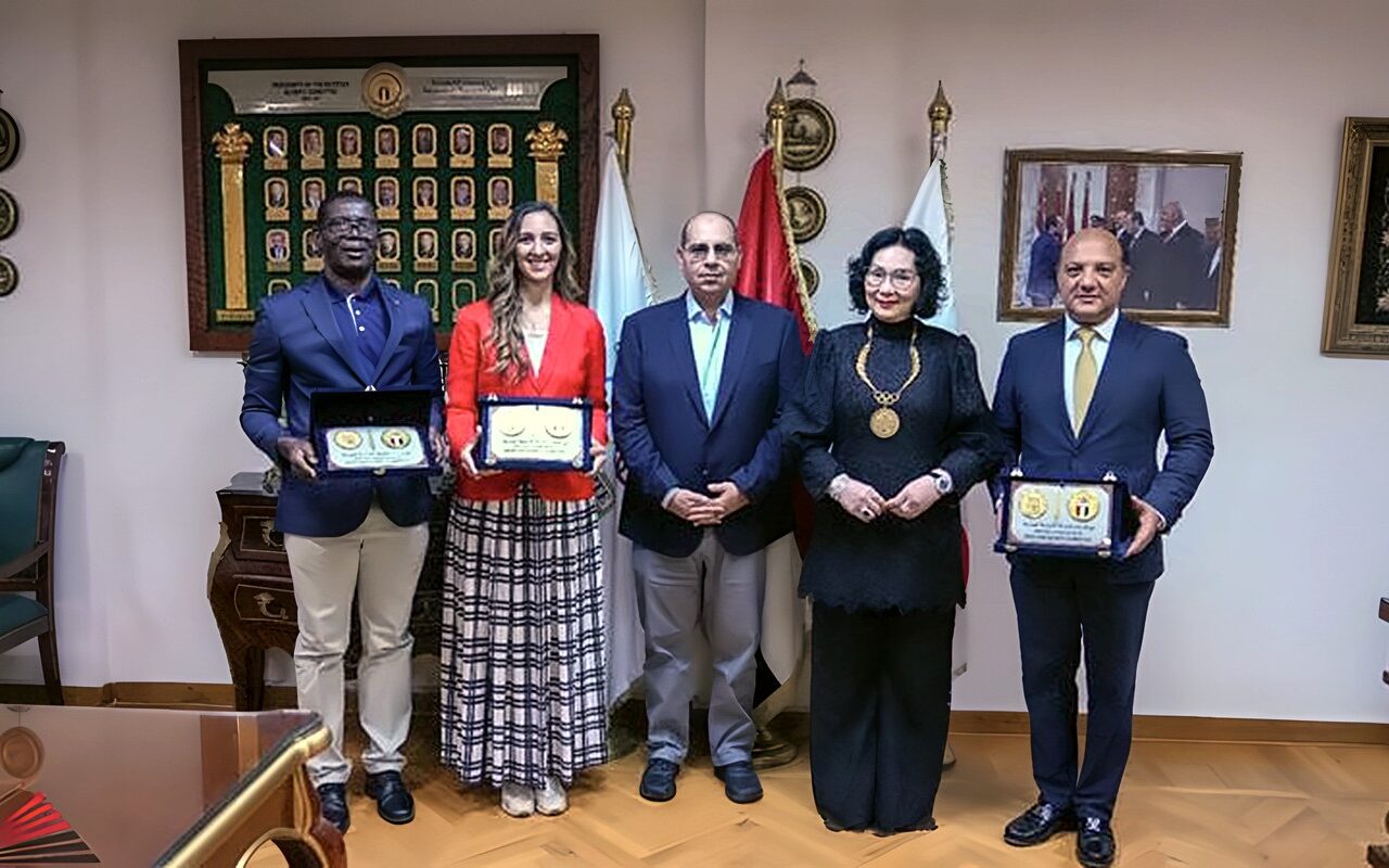 ياسر إدريس يستقبل رئيسة الاتحاد الدولي للريشة الطائرة لمتابعة بطولة العالم للناشئين