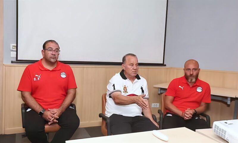 شوقي غريب يحفز منتخب الشباب قبل مواجهة المغرب (صور)