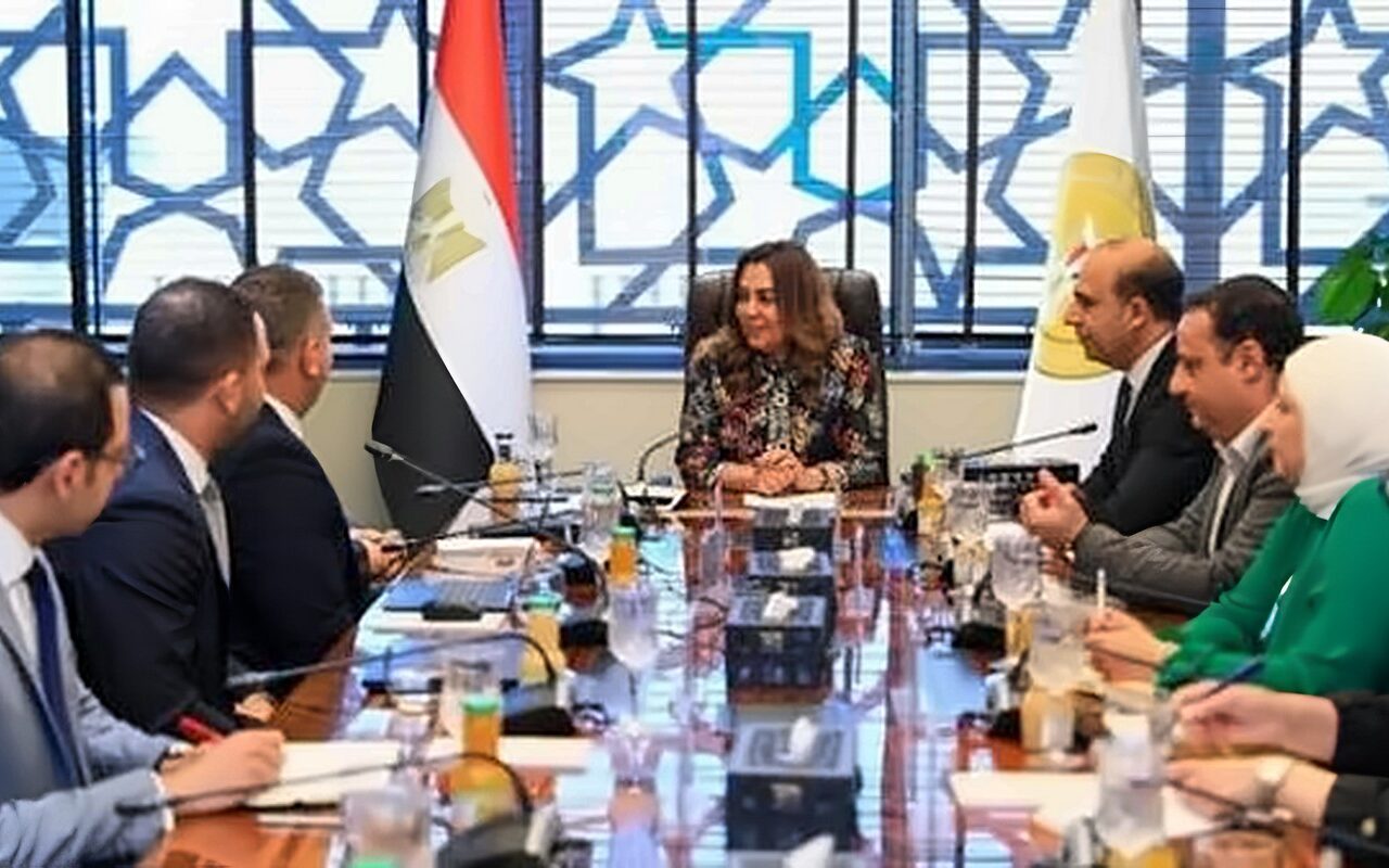 وزيرة التنمية المحلية تبحث مع إحدى شركات القطاع الخاص أحدث الحلول والتطبيقات الرقمية لدعم تنفيذ المنظومة