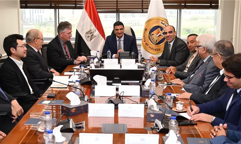 وزير الصناعة يبحث نقل التكنولوجيا البرازيلية واليابانية لتوطين صناعة القوالب والإسطمبات في مصر