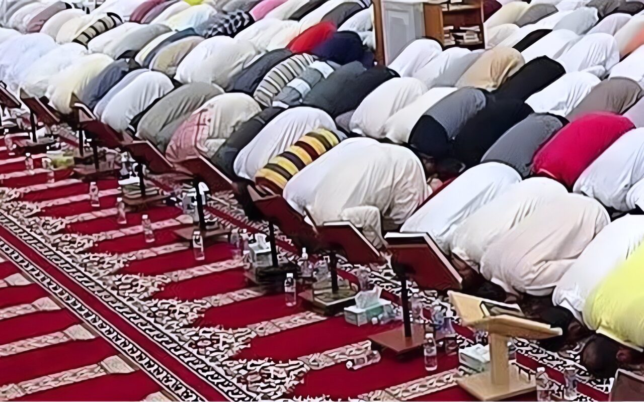 هل الأفضل أداء صلاة العشاء في أول الوقت أم تأخيرها؟
