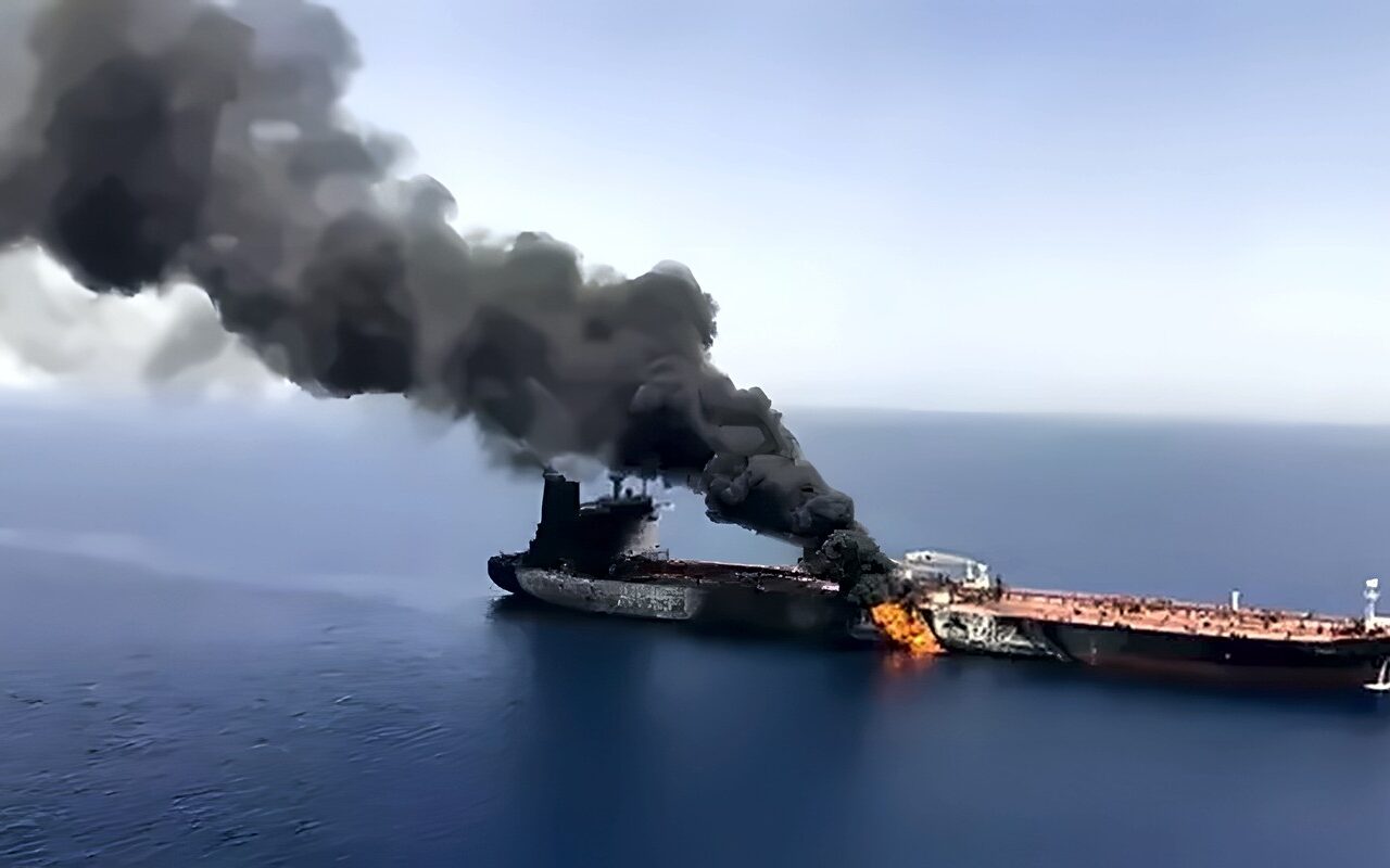 الحرس الثوري يعلن انفجار ناقلة نفط ثالثة واشتعال النار بها في مضيق هرمز