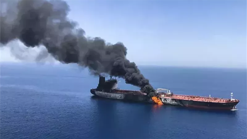 الجيش الإيراني يعلن رصد ناقلة نفط مشتعلة في مضيق هرمز