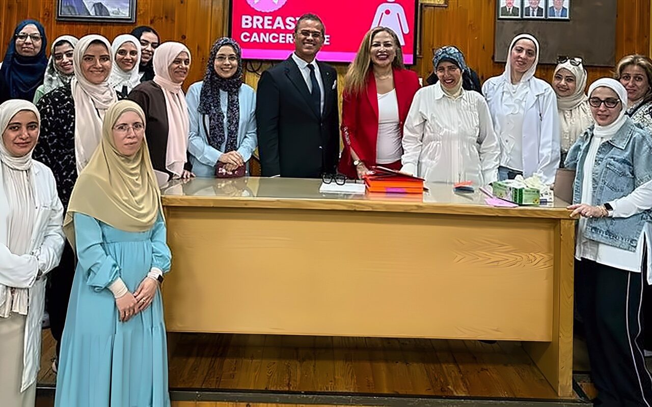 قصر العيني يواصل جهود التوعية بالكشف المبكر عن سرطان الثدي