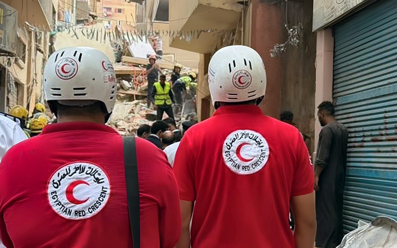 الهلال الأحمر يدعم جهود الإنقاذ والإسعاف في حادث انهيار عقار حدائق القبة
