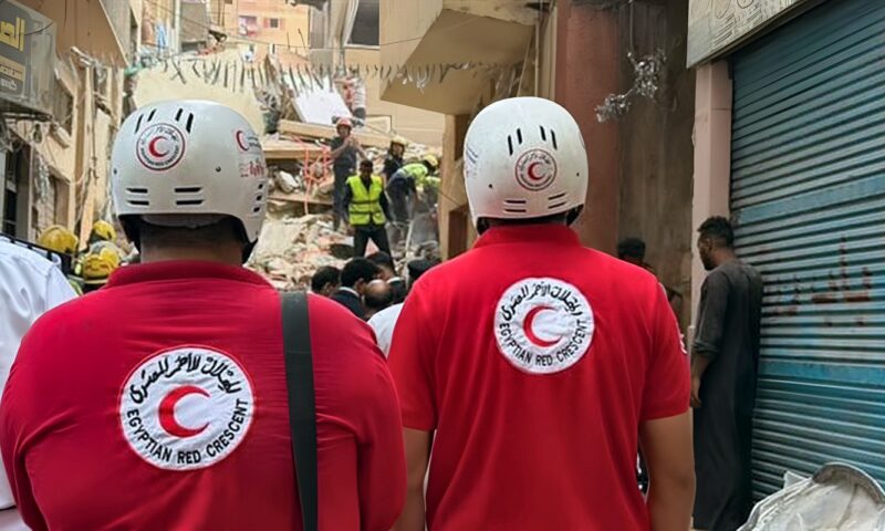 الهلال الأحمر يدعم جهود الإنقاذ والإسعاف في حادث انهيار عقار حدائق القبة