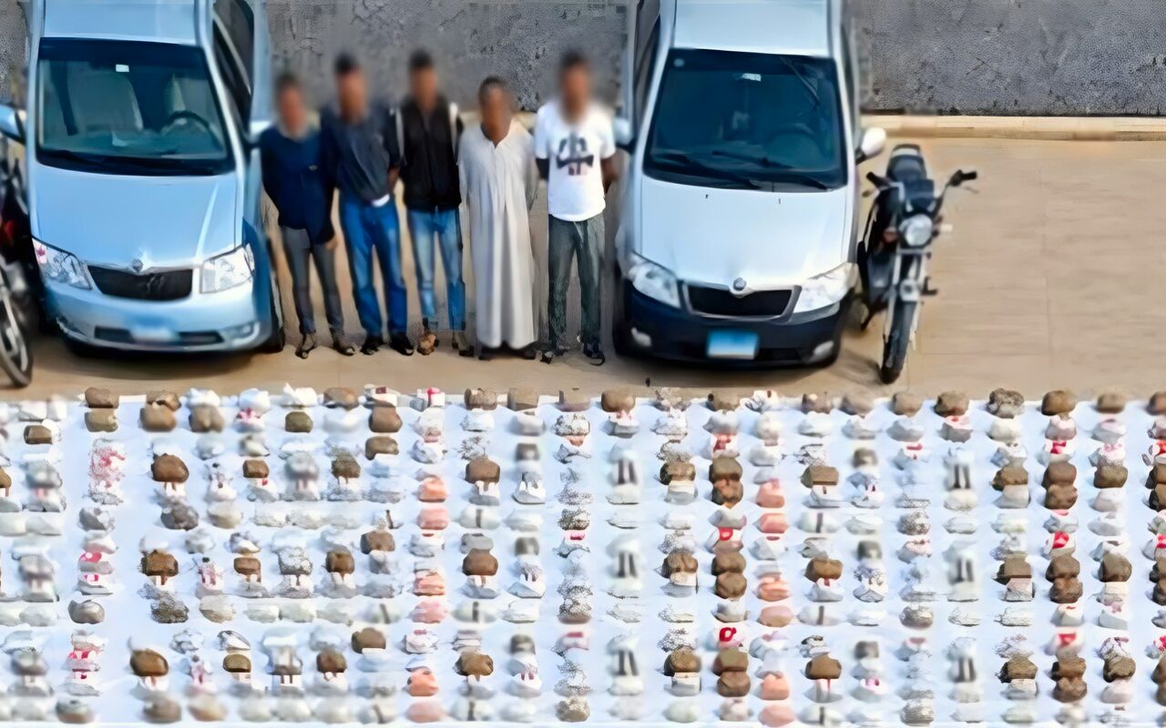 مصرع 5 عناصر جنائية وضبط مخدرات وأسلحة بـ208 ملايين جنيه في أسوان وسوهاج