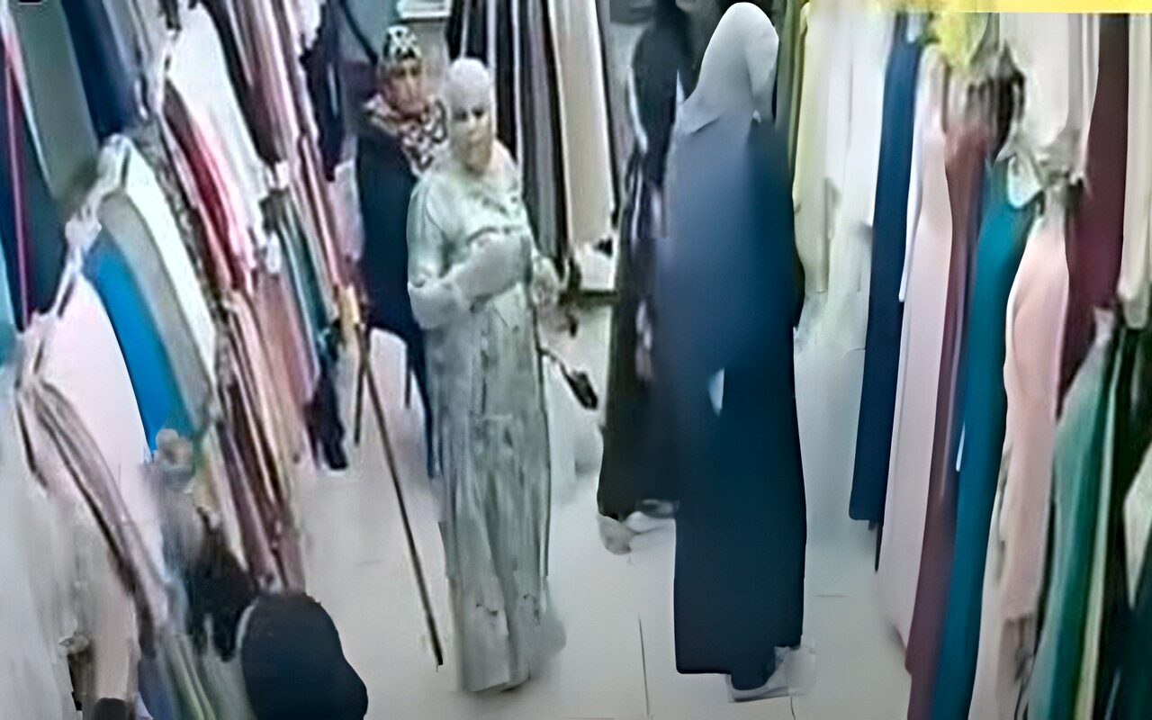 فيديو متداول يوثق واقعة سرقة مجوهرات داخل محل.. و120 جرام ذهب مسروقات